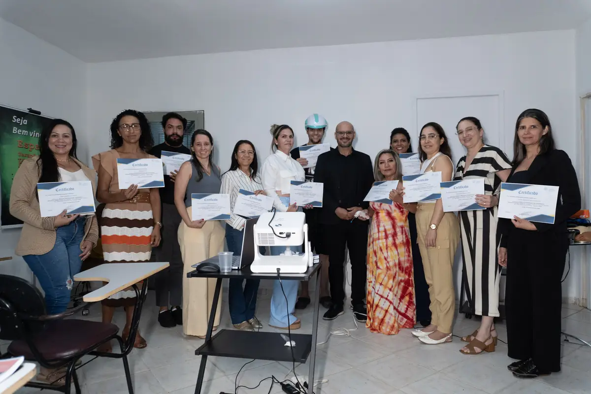 André Brito com participantes de uma turma presencial, segurando seus certificados.
