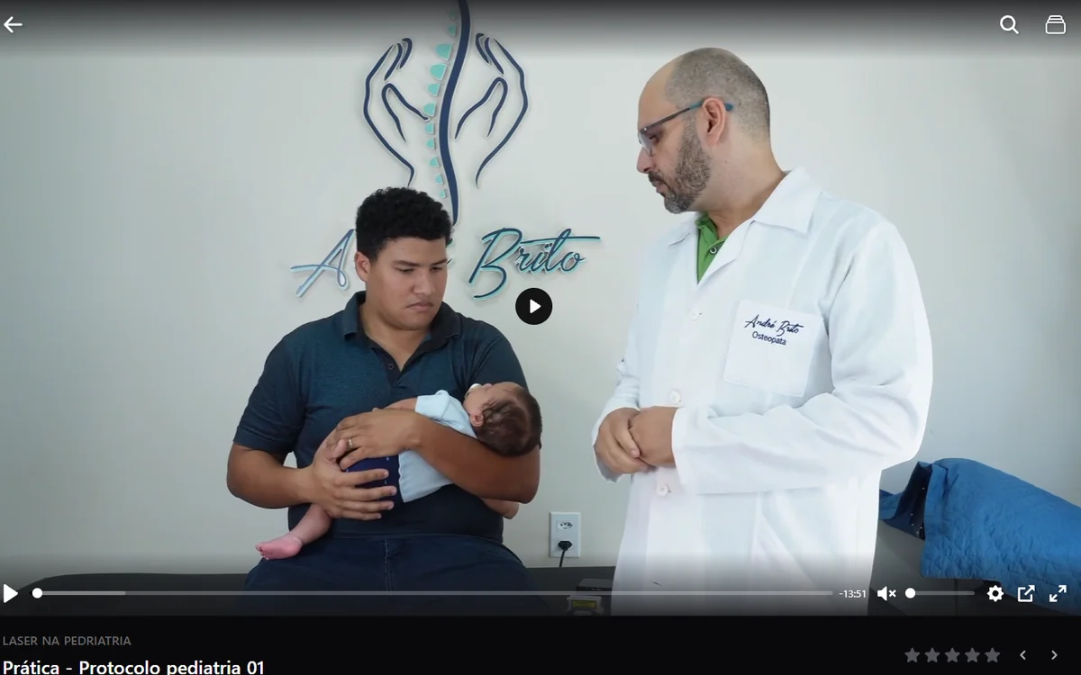 Captura da aula prática de pediatria com o bebê no colo do responsável.